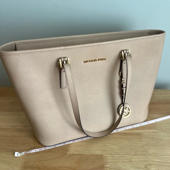 Michael Kors Medium Jet Set Medium Carry All Tote - Picture 5 of 16